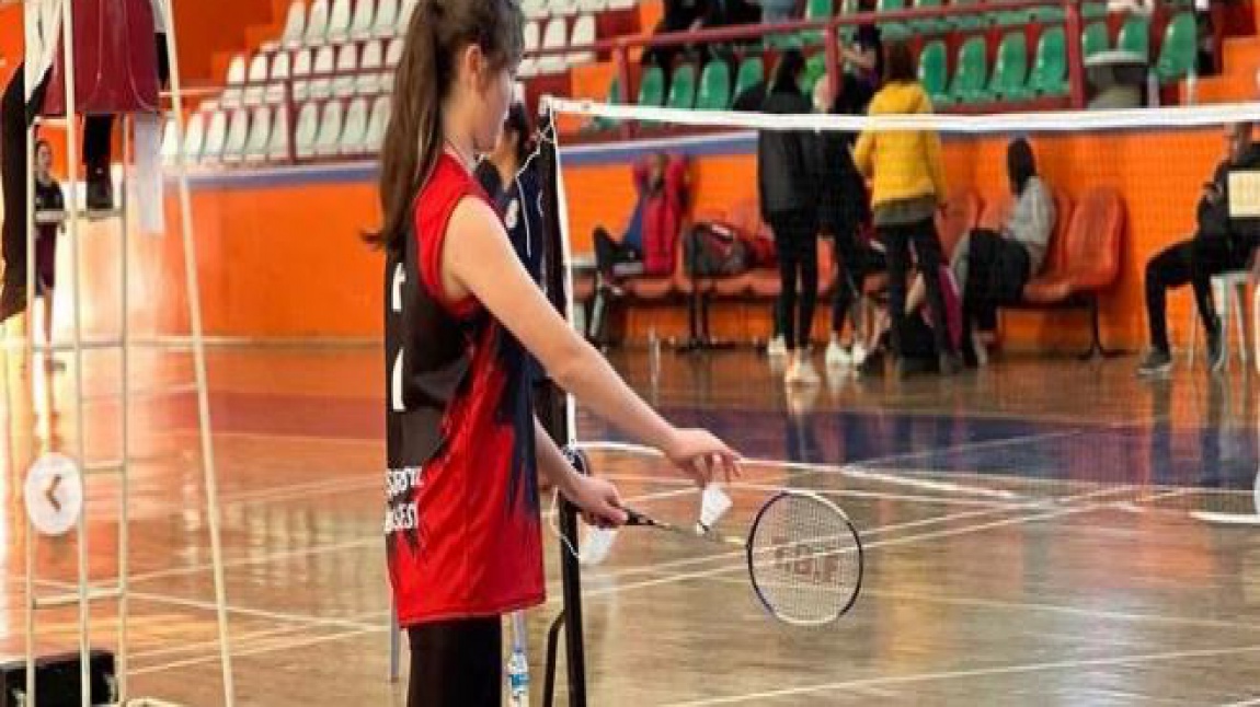 Turnuva: Takımımız Kırsehir Okul Sporları Genç Kızlar Badminton müsabakalarında gruptan çıkmayı garantilemiştir. 